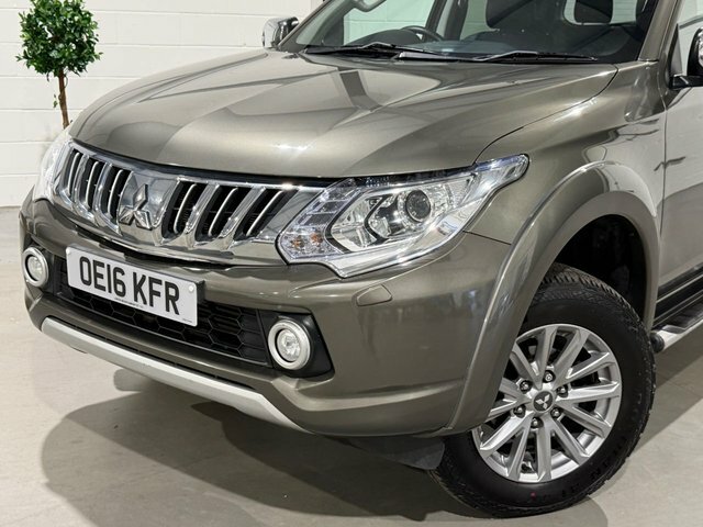 Mitsubishi L200 Pickup White #50
