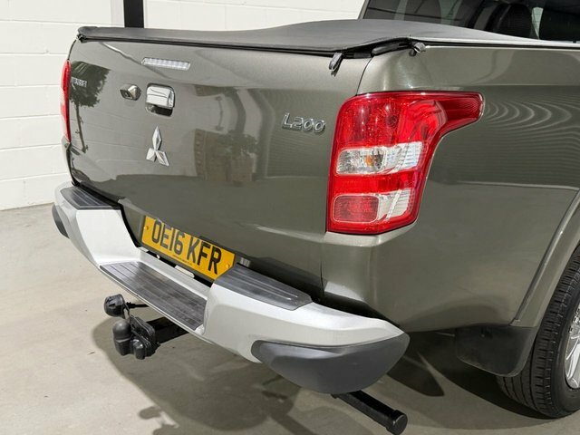 Mitsubishi L200 Pickup White #56