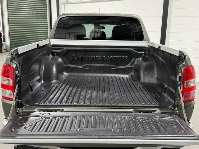 Mitsubishi L200 Pickup White #33