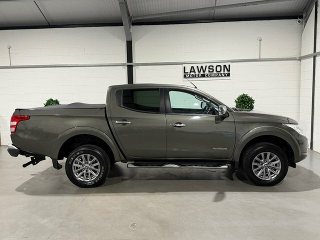 Mitsubishi L200 Pickup White #57