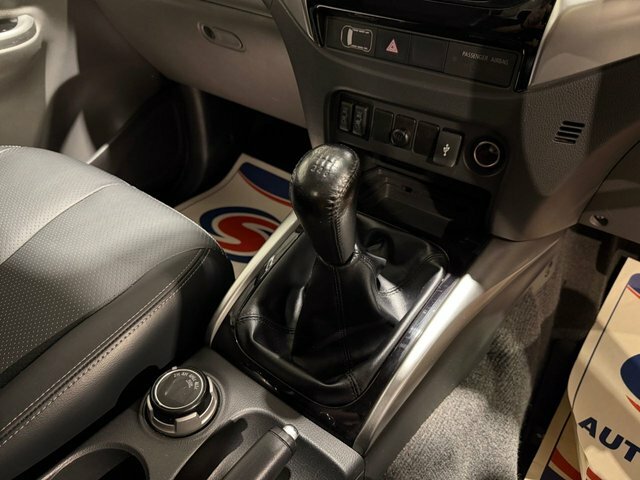 Mitsubishi L200 Pickup White #18
