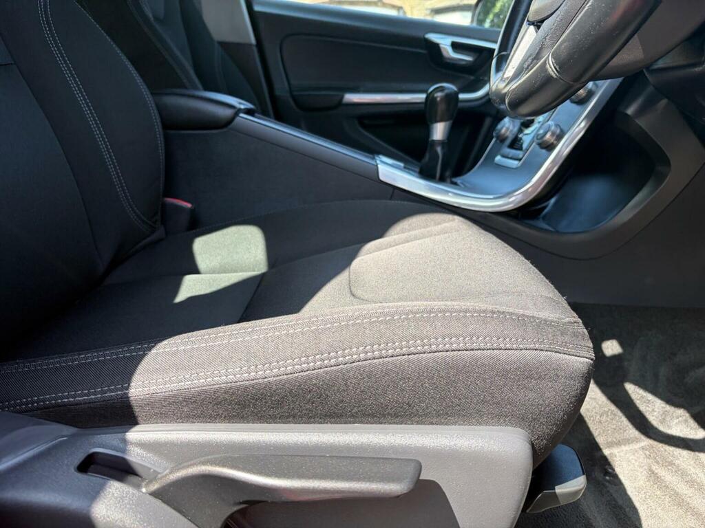 Volvo S60 2L R-design Lux Nav Red #37