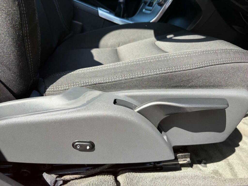 Volvo S60 2L R-design Lux Nav Red #38