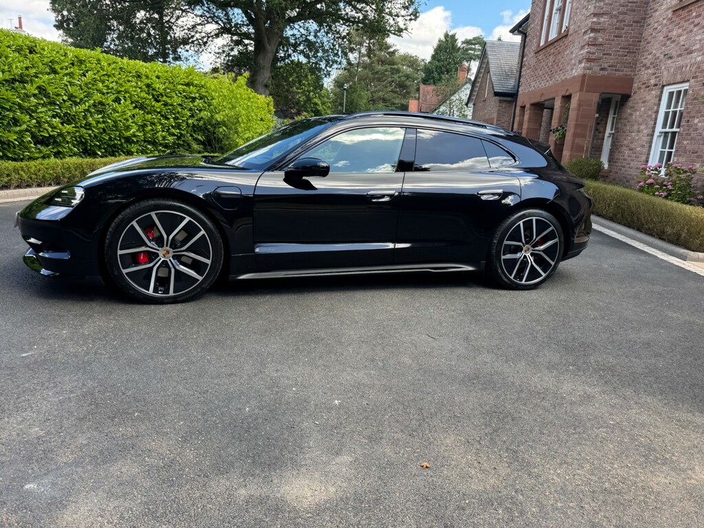 Porsche Taycan Estate Black #4