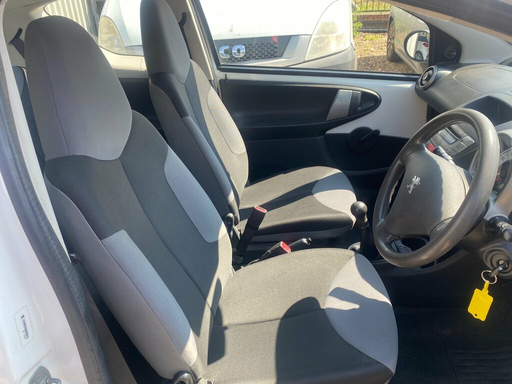 Peugeot 107 Active Red #12