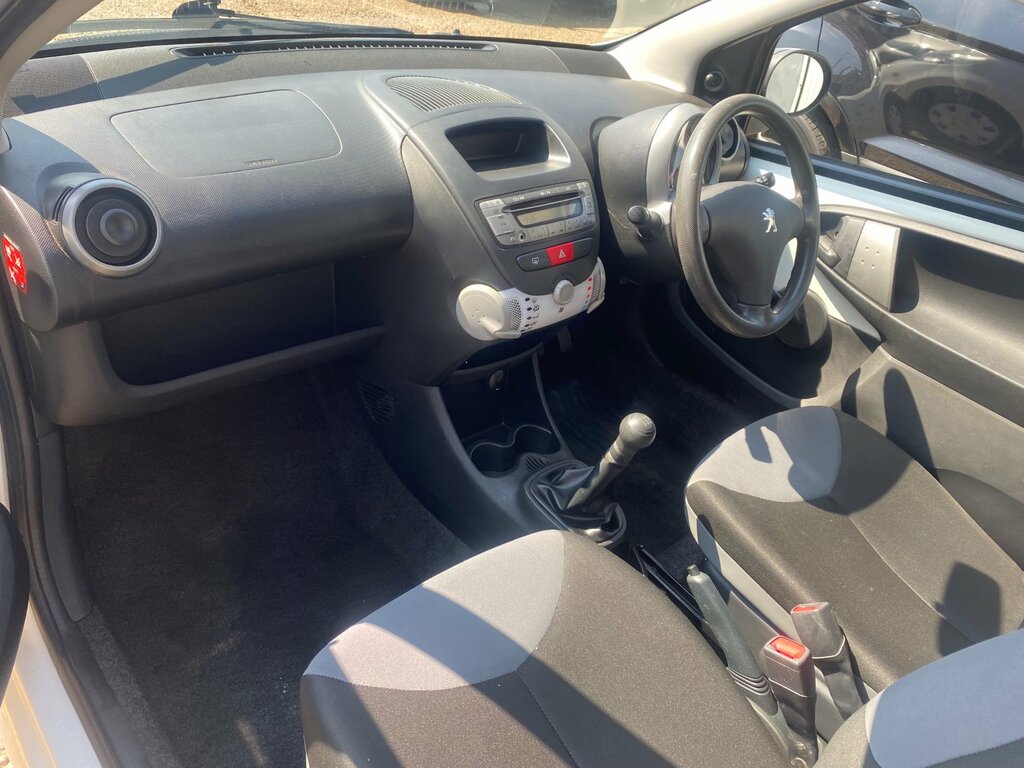 Peugeot 107 Active Red #15
