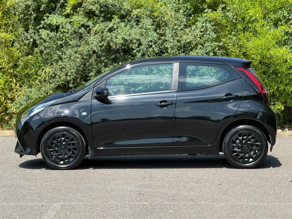 Toyota Aygo 1L X-play Black #4