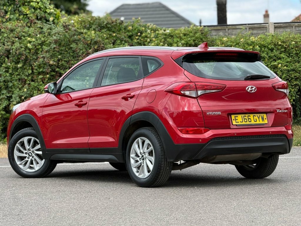 Hyundai Tucson 1.7L Se Nav EJ66GYW Red #2