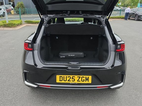 Lexus LBX 1.5 Takumi E-cvt White #18