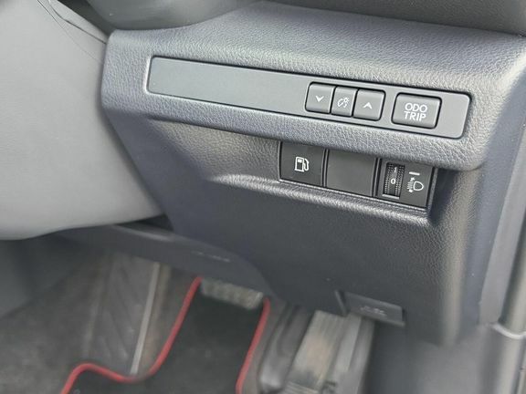 Lexus LBX 1.5 Takumi E-cvt White #23