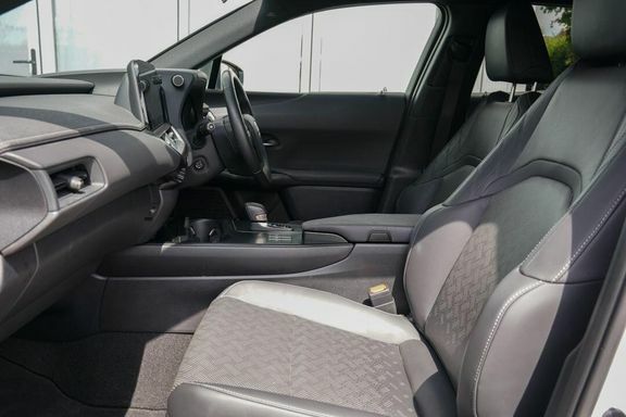 Lexus UX Premium Plus GV74RZF White #6