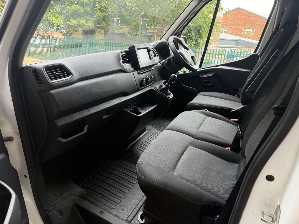 Renault Master Lm35 Blue Dci 135 Advance Medium Roof Van White #11