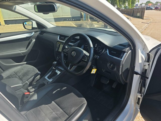 Skoda Octavia Hatchback White #10