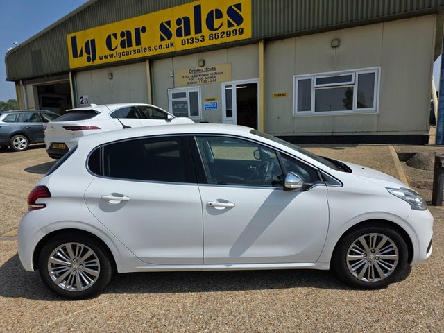 Peugeot 208 Puretech Allure Hatchback White