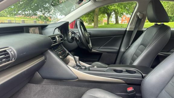 Lexus IS Is300h Advance Red #5