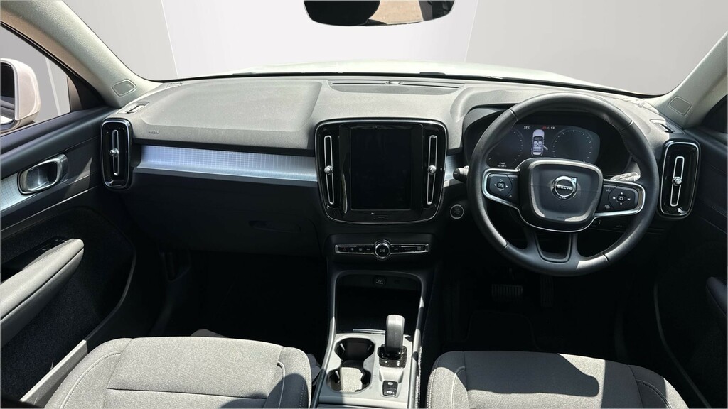Volvo XC40 1.5 T3 163 Momentum Geartronic White #5