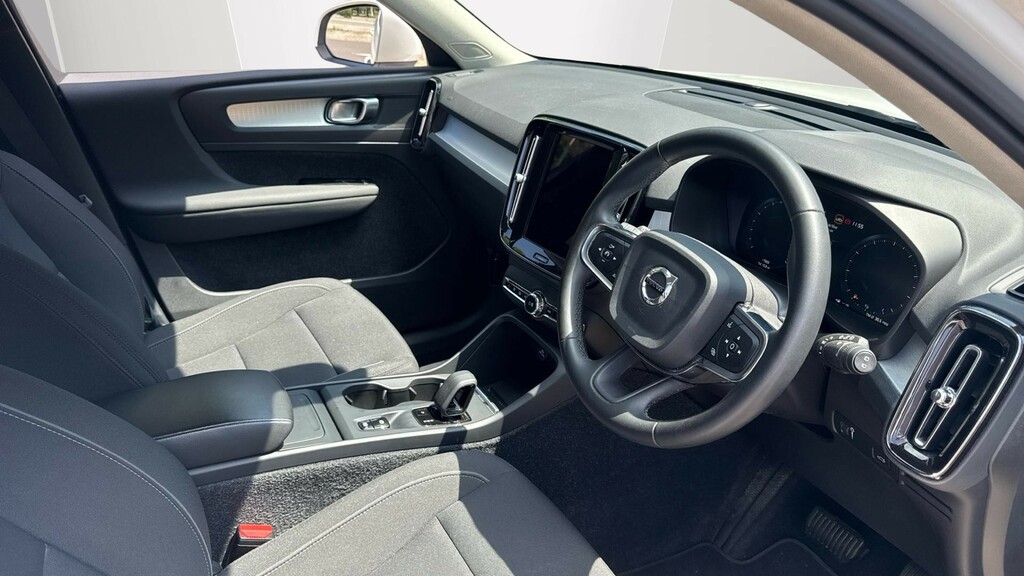 Volvo XC40 1.5 T3 163 Momentum Geartronic White #4