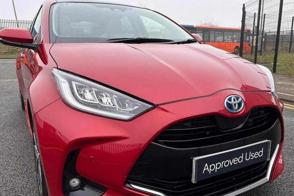 Toyota Yaris 1.5 Hybrid Excel Cvt Panoramic Roof Red