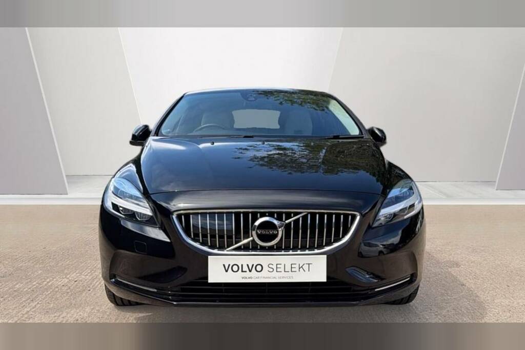 Volvo V40 T3 152 Inscription Geartronic Black #2