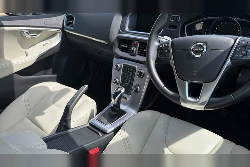 Volvo V40 T3 152 Inscription Geartronic Black #6