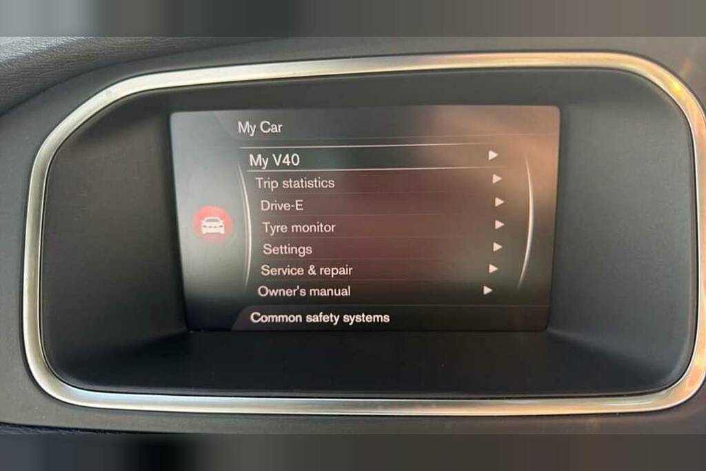 Volvo V40 T3 152 Inscription Geartronic Black #3
