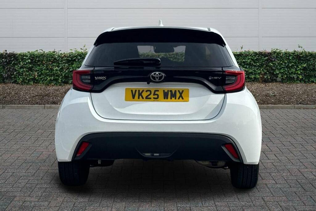 Toyota Yaris 1.5 Hybrid Design Cvt VK25WMX White #4