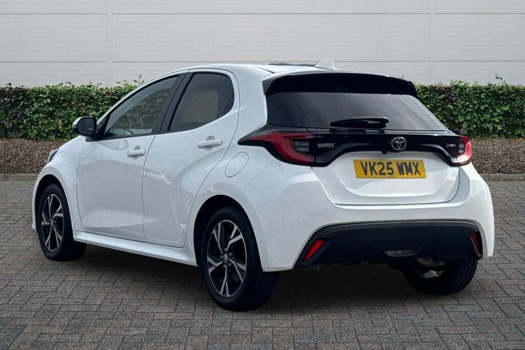 Toyota Yaris 1.5 Hybrid Design Cvt VK25WMX White #2