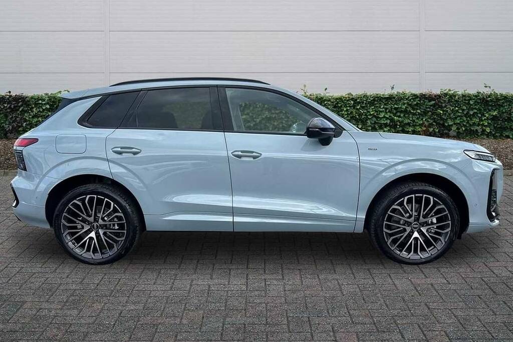 Audi Q3 1.5 E-hybrid Edition 1 S Tronic Grey #4