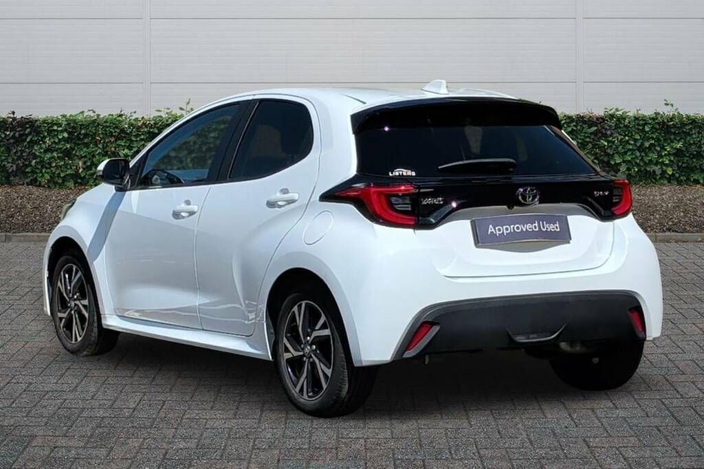 Toyota Yaris 1.5 Hybrid Design Cvt KT24SOU White #2