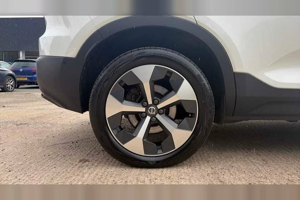 Volvo XC40 2.0 B4p Ultimate Dark CF23XVB White #6