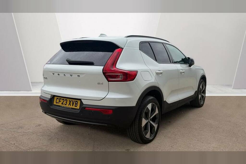 Volvo XC40 2.0 B4p Ultimate Dark CF23XVB White #2