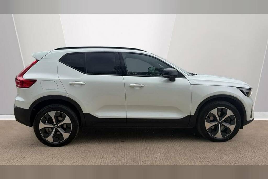 Volvo XC40 2.0 B4p Ultimate Dark CF23XVB White #3