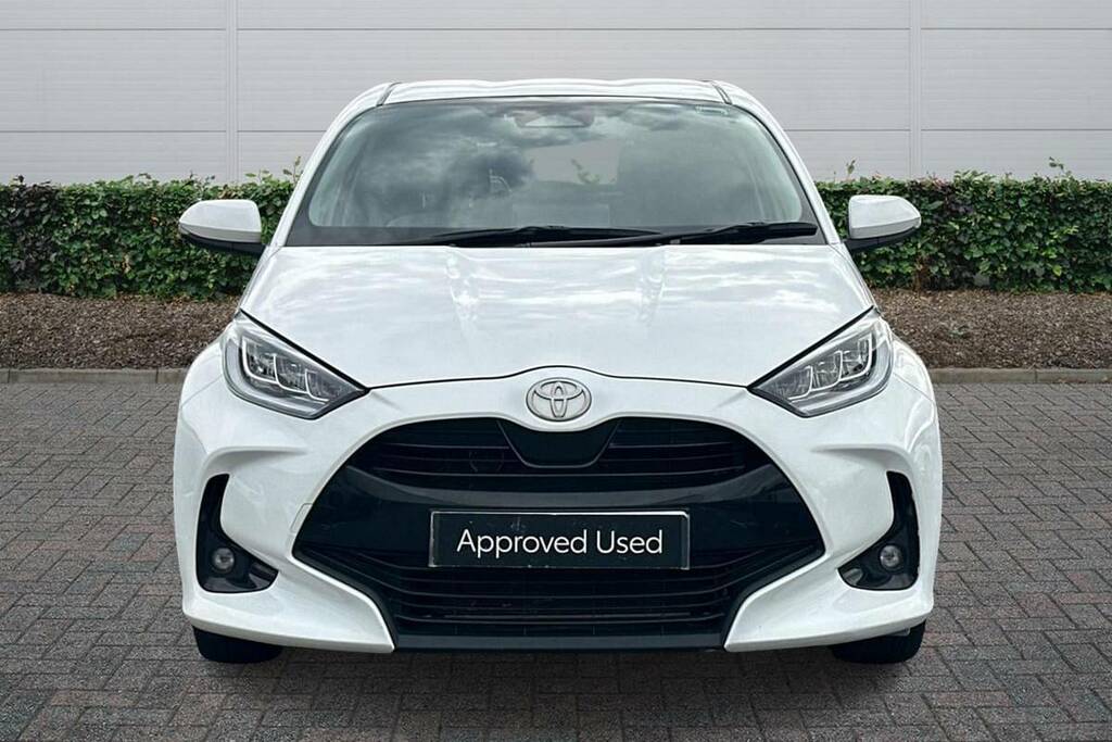 Toyota Yaris 1.5 Hybrid Design Cvt BU24KDX White #3