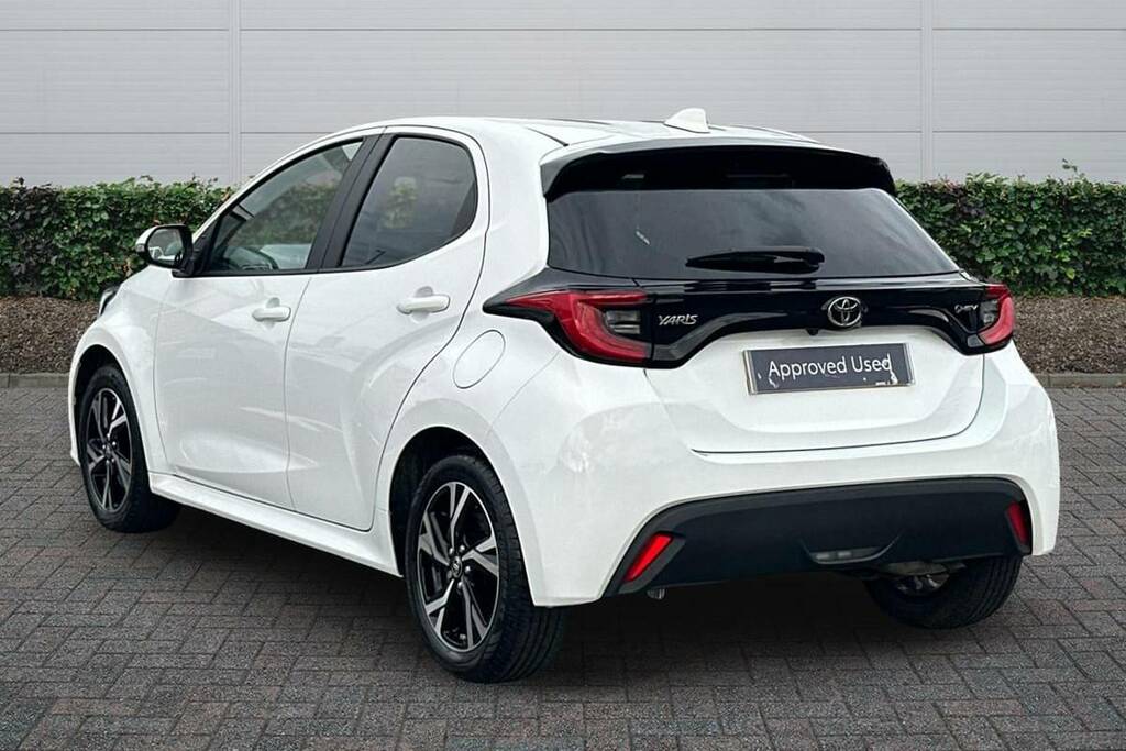 Toyota Yaris 1.5 Hybrid Design Cvt BU24KDX White #2