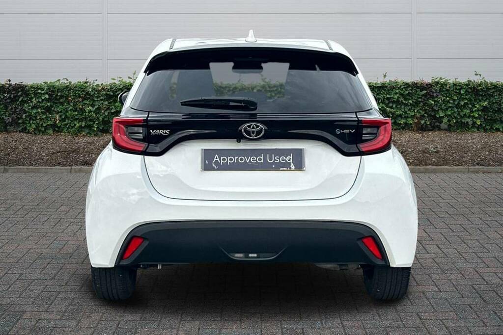 Toyota Yaris 1.5 Hybrid Design Cvt BU24KDX White #4