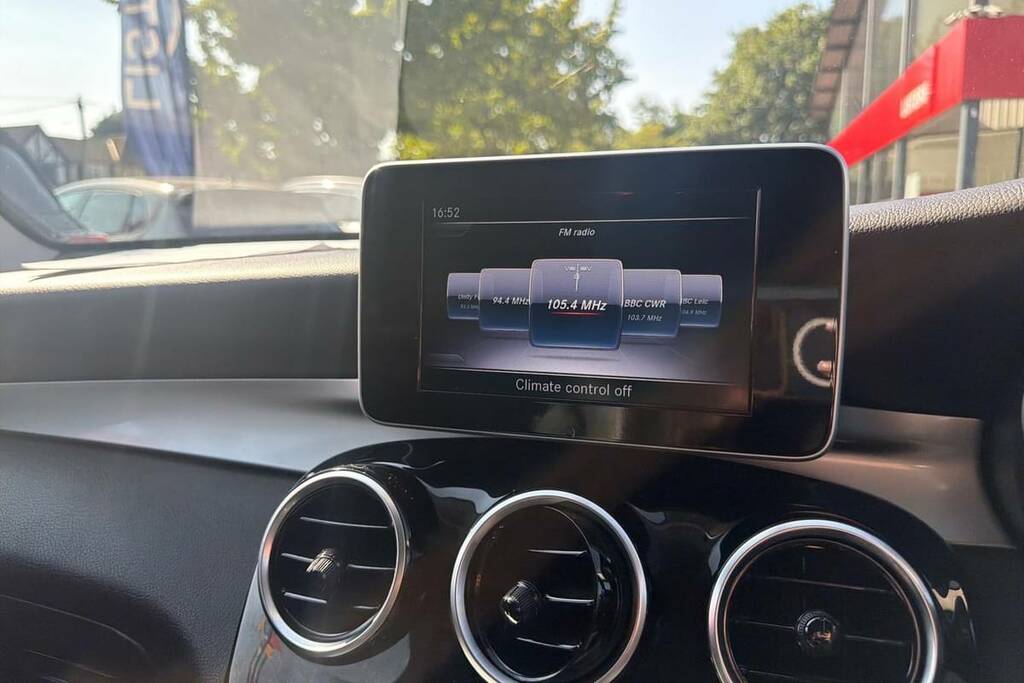 Mercedes-Benz GLC Class 220D 4Matic Urban Edition 9G-tronic SAL400F White #3