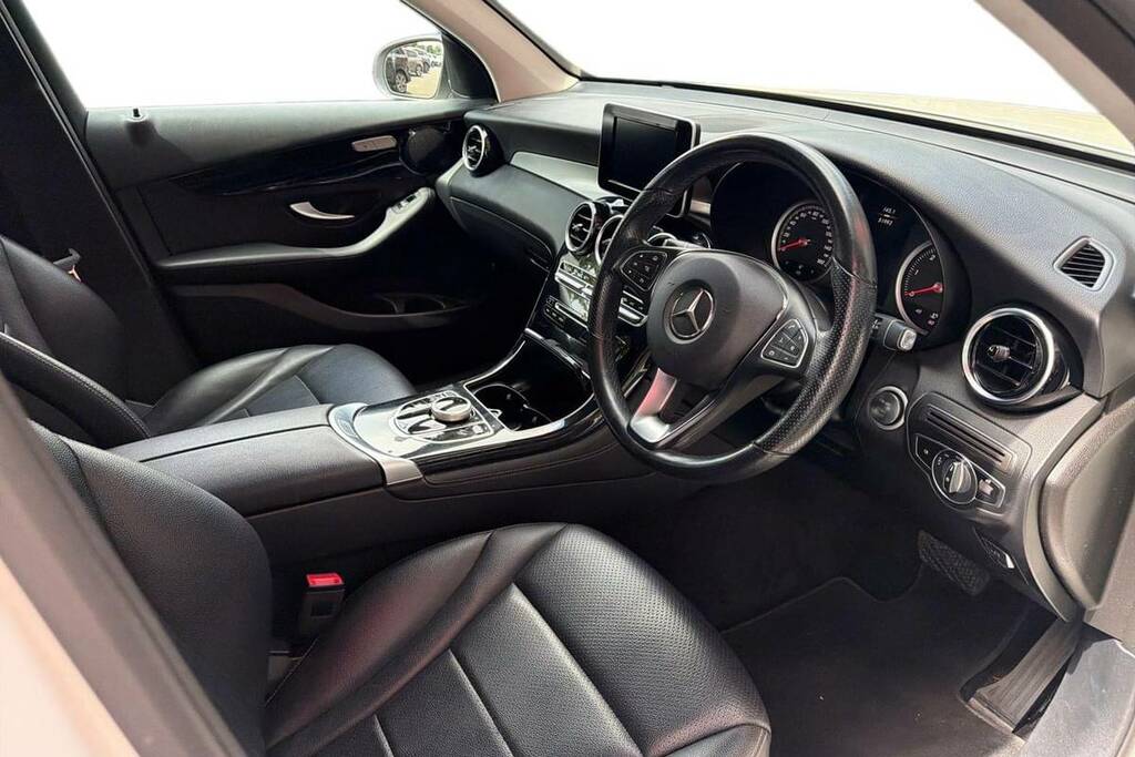 Mercedes-Benz GLC Class 220D 4Matic Urban Edition 9G-tronic SAL400F White #4