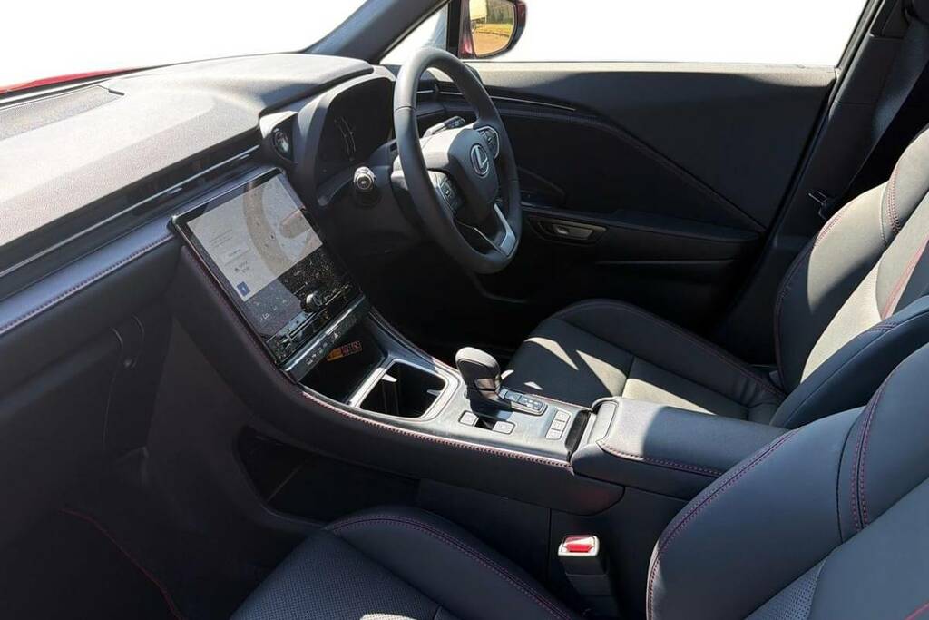 Lexus LBX 1.5 Premium E-cvt VK25SHZ Red #5