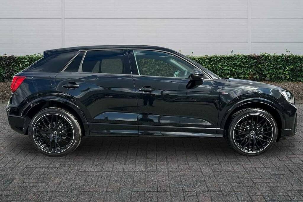 Audi Q2 35 Tfsi Black Edition S Tronic VN26FVP Black #4
