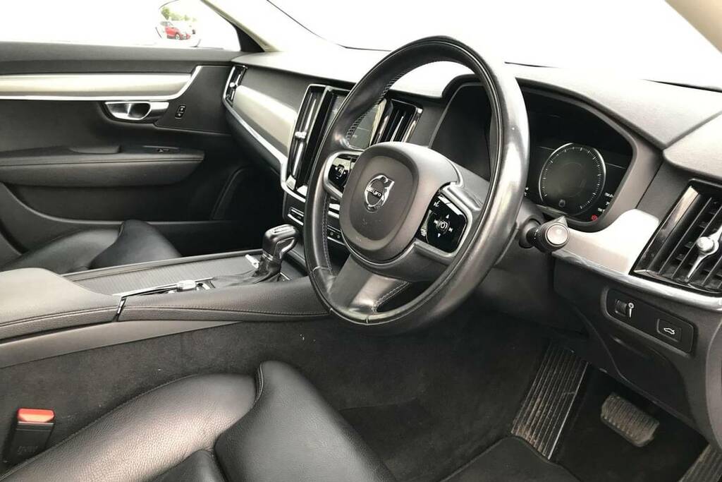 Volvo V90 2.0 D4 Momentum Pro Geartronic White #4
