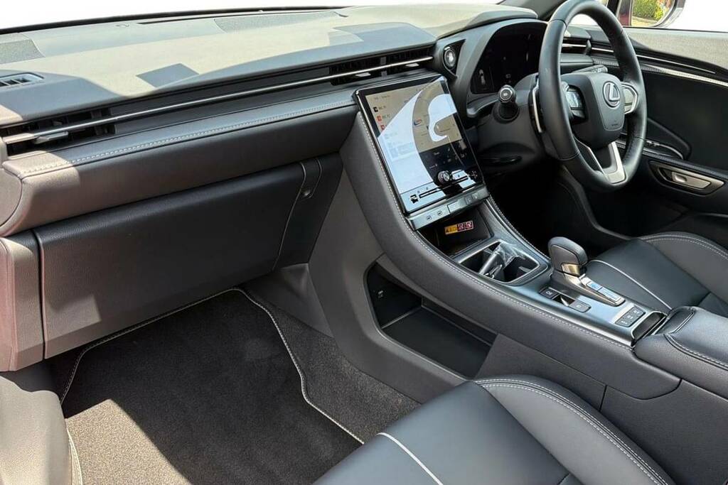 Lexus LBX 1.5 Takumi E-cvt BP24RNJ Red #3