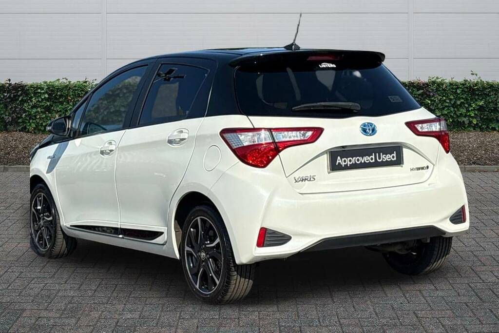 Toyota Yaris 1.5 Hybrid Red Bi-tone Cvt White