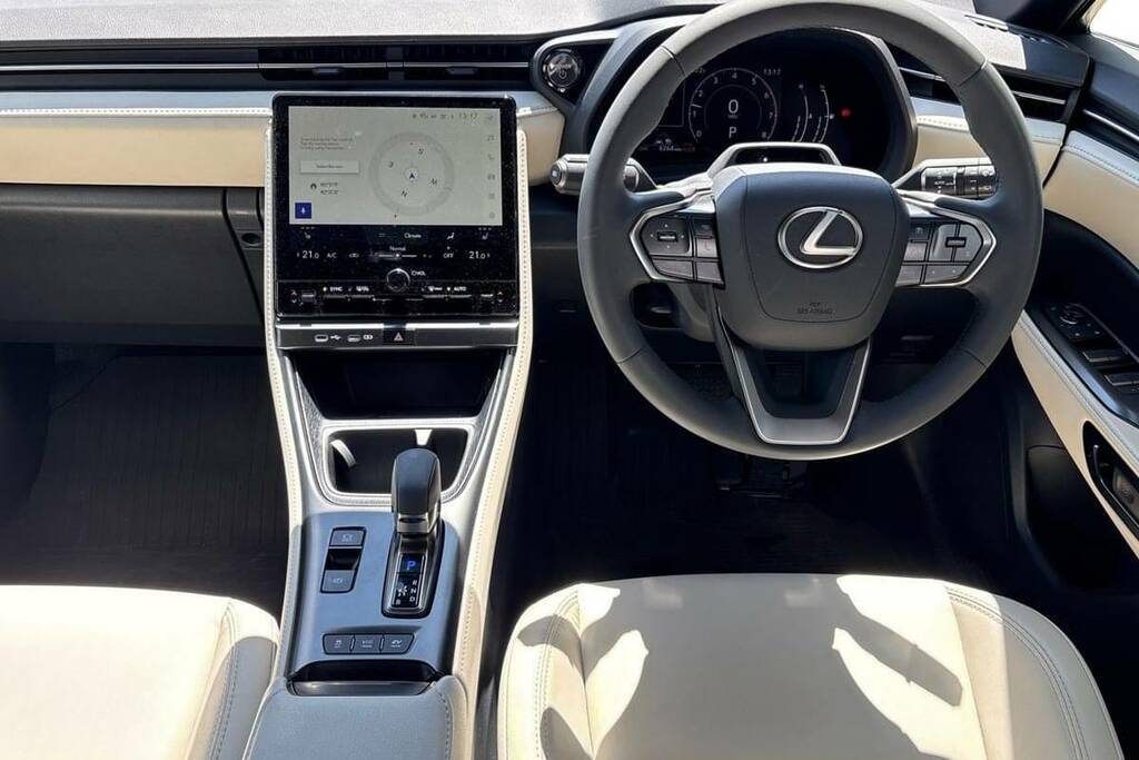 Lexus LBX 1.5 Premium E-cvt White #6