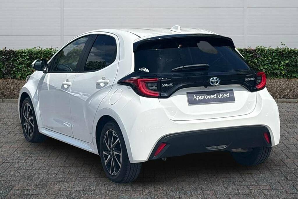 Toyota Yaris 1.5 Hybrid Design Cvt FD23MVM White #2