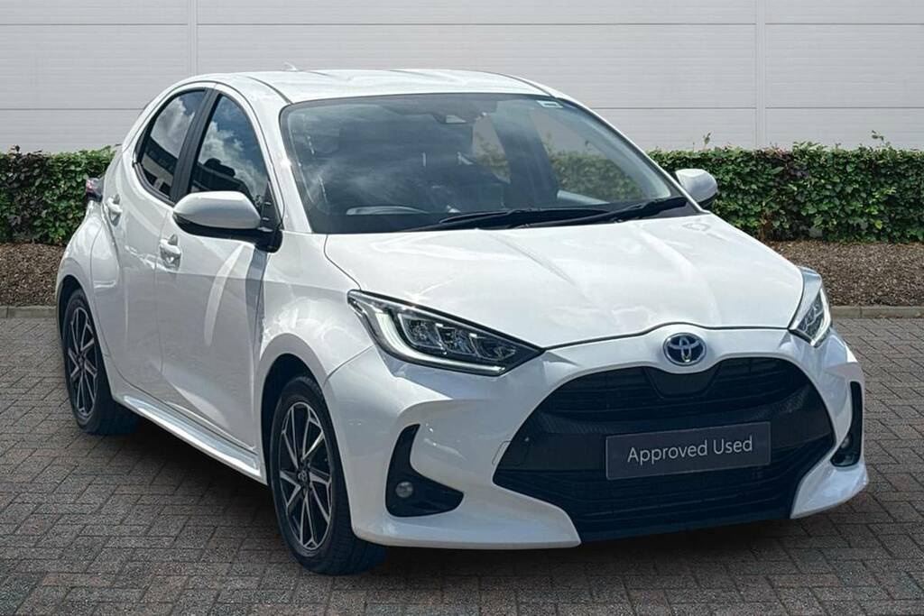 Toyota Yaris 1.5 Hybrid Design Cvt White