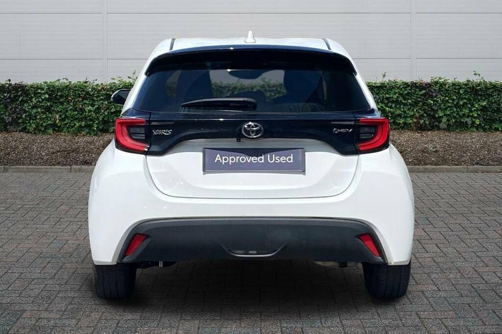 Toyota Yaris 1.5 Hybrid Design Cvt White #4