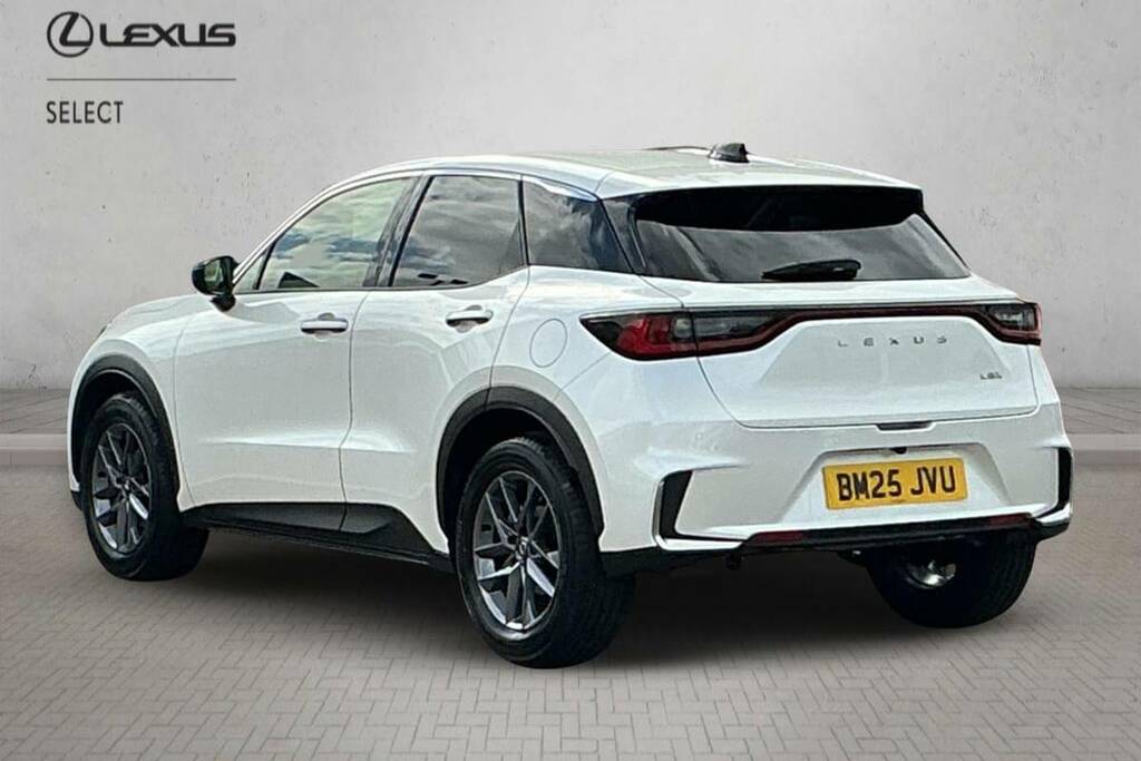 Lexus LBX 1.5 Premium E-cvt White #4