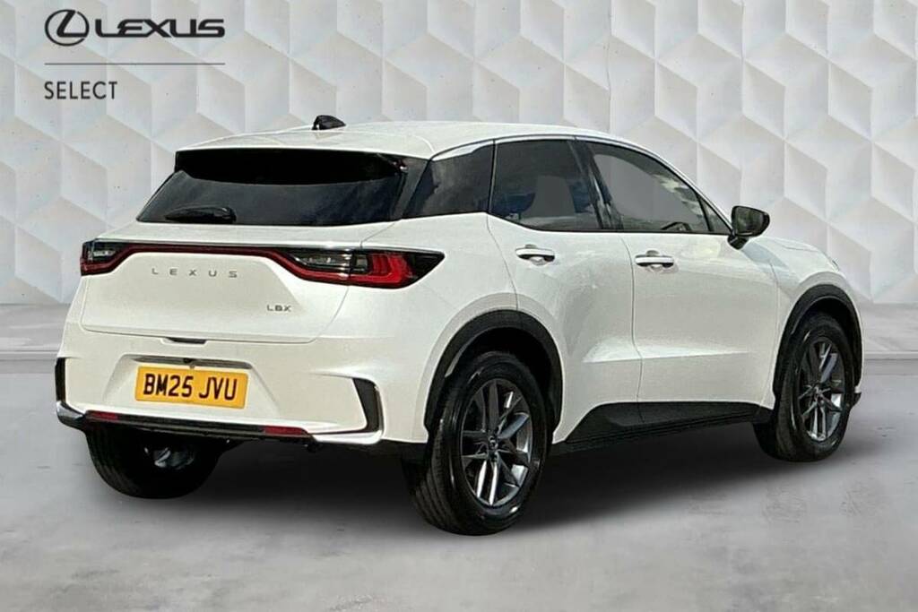 Lexus LBX 1.5 Premium E-cvt White #2