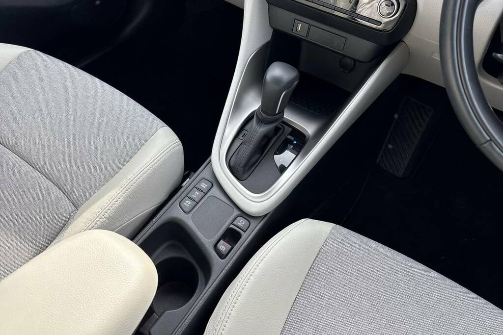 Toyota Yaris 1.5 Hybrid Excel Cvt FM22EAK Red #6