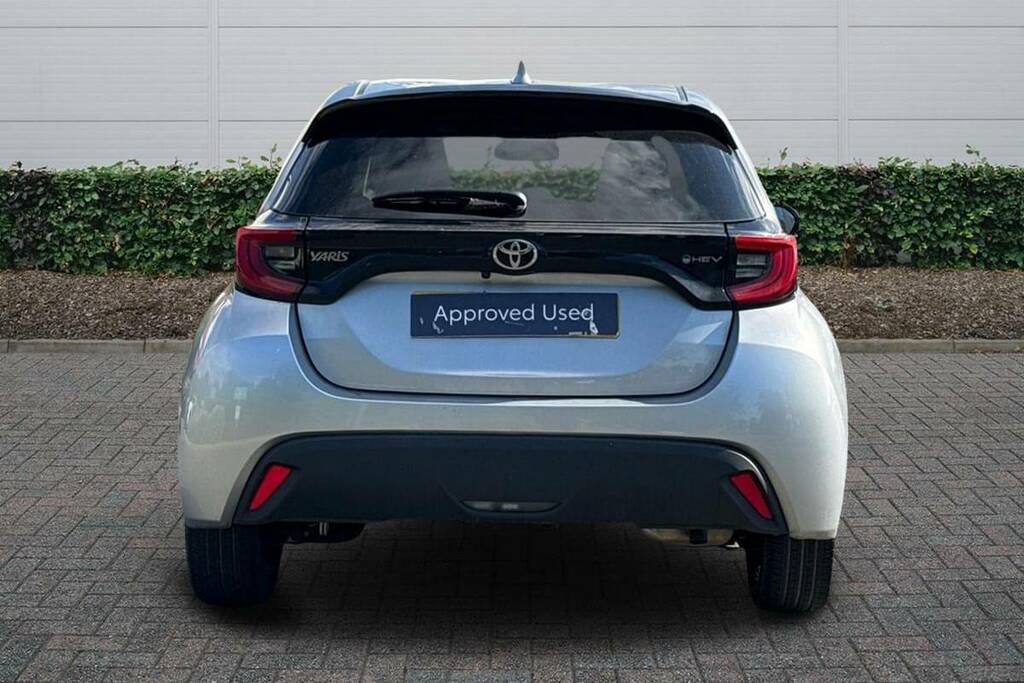 Toyota Yaris 1.5 Hybrid Design Cvt BD74UWR Silver #4